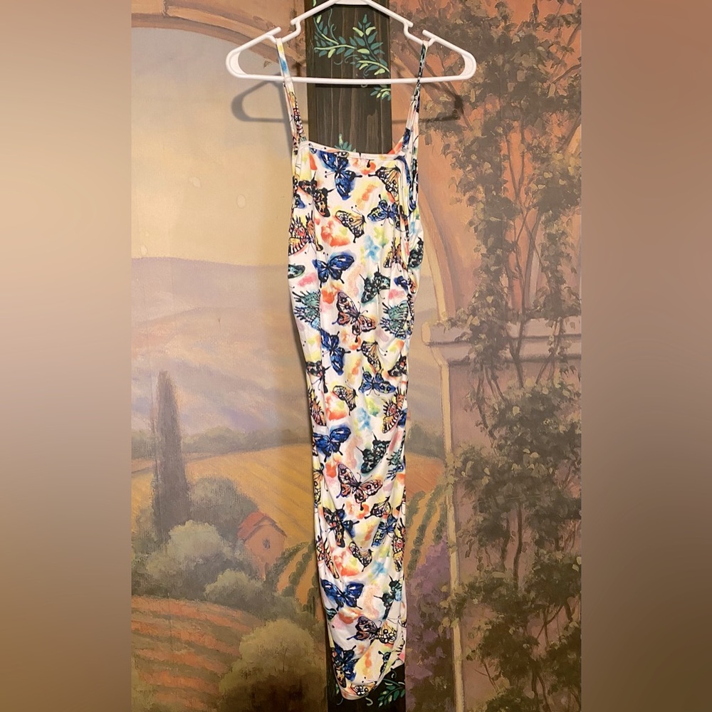 Butterfly pattern ruched side body con midi dress - Picture 3 of 9